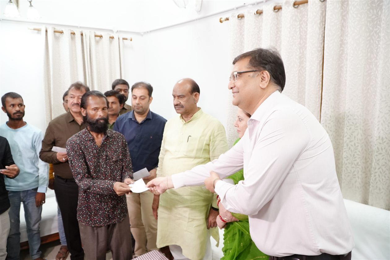 मृतक प्रसूताओं के परिवारों को मिला आर्थिक संबल,लोकसभा अध्यक्ष ने पांच परिवारों को 5-5 लाख रूपए के चेक वितरित किए,