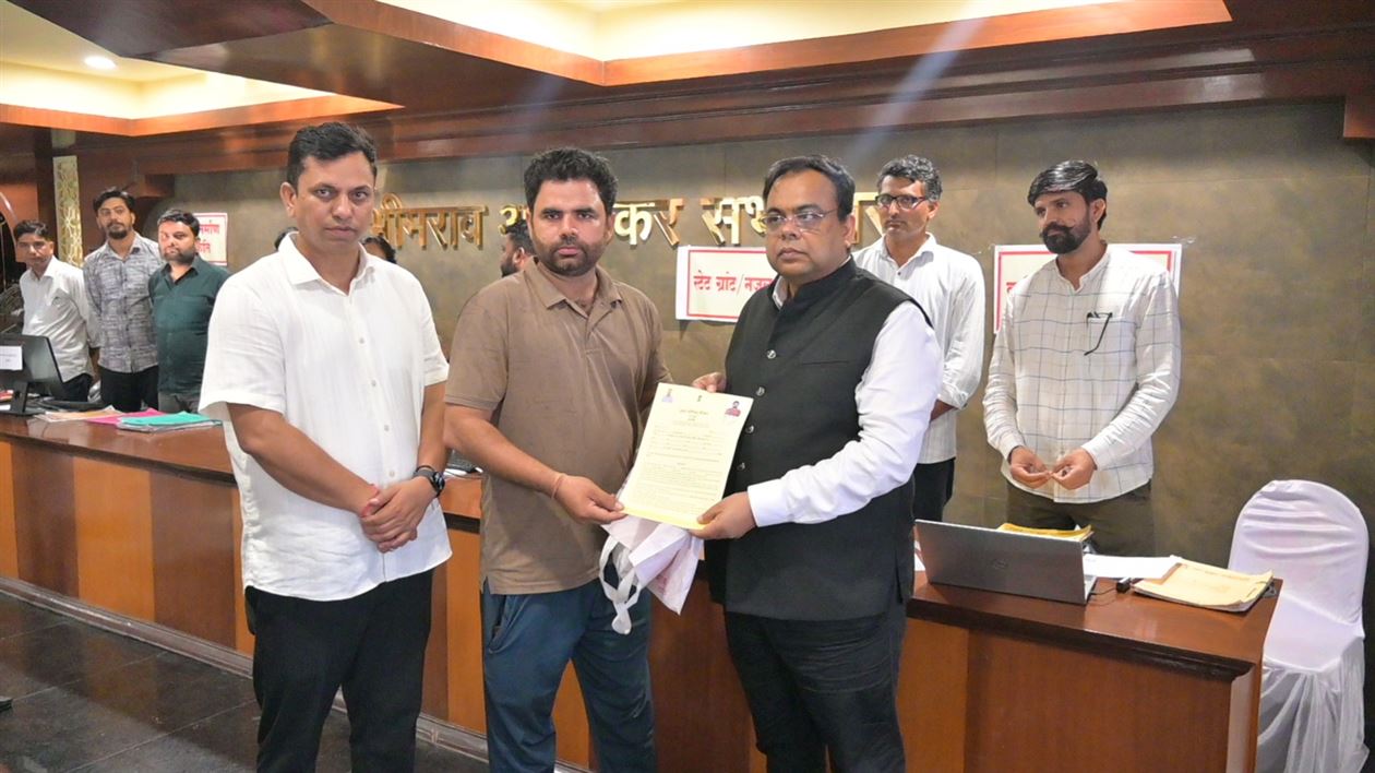 सीकर जिला प्रभारी सचिव सुबीर कुमार ने सेवा शिविरों का निरीक्षण किया,लाभार्थियों को पट्टे व विभिन्न स्वीकृति पत्रों का वितरण किया