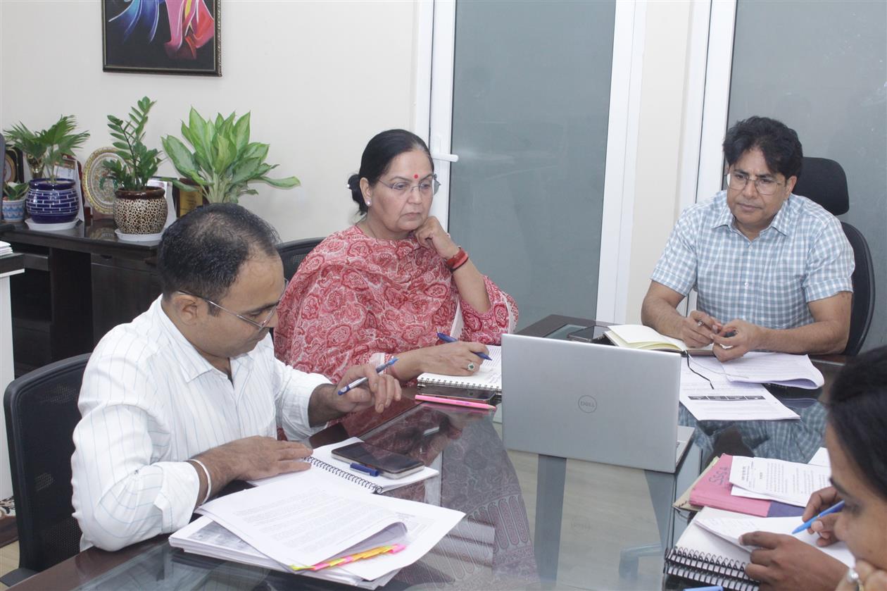 जर्जर भवनों को तत्काल गिराने के निर्देश ,खुले में बच्चों को खुले में न बैठाएं — एसीएस राजेश यादव